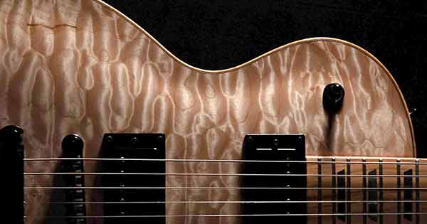 キルトメイプル材をボディトップにあしらったギターの杢目の特徴