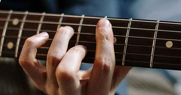 直訳するとギターの「首」だが、日本語では「棹（さお）」と呼ぶ部分