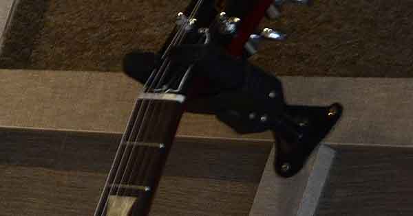 環境によってはギタースタンドの代わりに壁にハンガーを取り付けるという手段もある