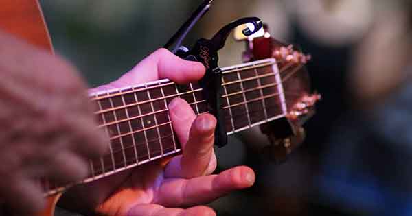カポタストがギター弦にあたる部分の形状は製品の種類によって対応する指板Rに違いがある