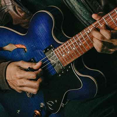 セミアコはエレキギターの種類のひとつ